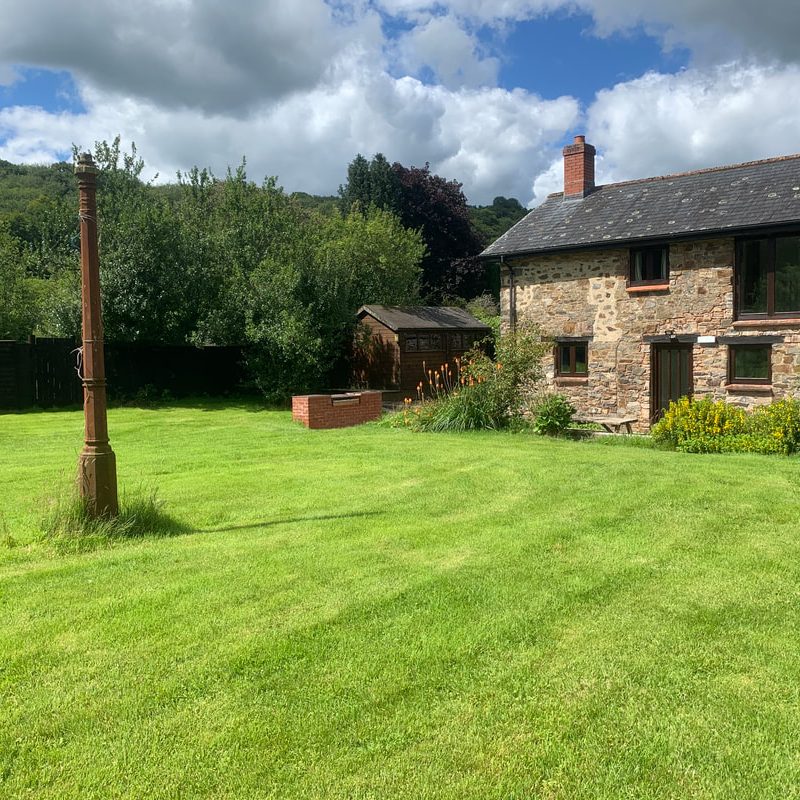 Orchard Barn garden area with large BBQ area